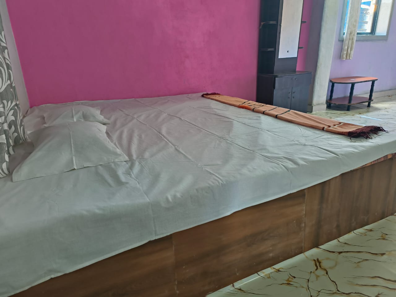Family room with large bed at Kaas Village Resort